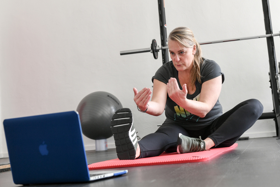 Dorothee Ulrichs, Personal Trainer und Inhaberin von Perfectly Imperfect, bietet ihre Kurse in Zeiten der Corona-Krise nun als Face To Face Online Training an und ermöglicht ein Fitnessprogramm für Zuhause.