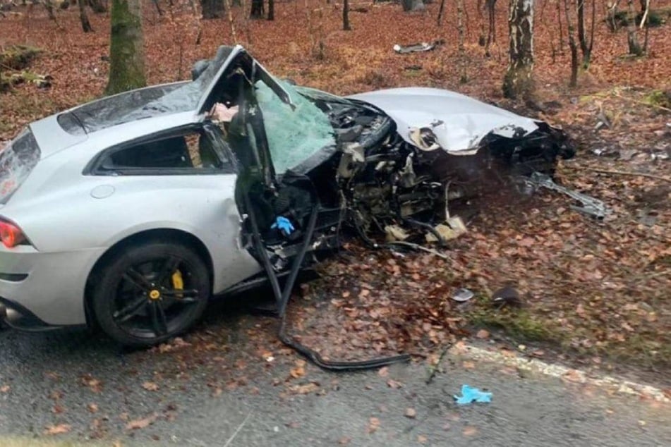 Die Fahrerseite von Michail Antonios Ferrari ist nach dem Unfall völlig zerstört.