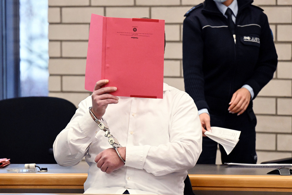 Der Angeklagte im Prozess wegen Mordes an einer Sechsjährigen und Störung der Totenruhe wartet in einem Verhandlungssaal im Landgericht Baden-Baden auf die Urteilsverkündung.