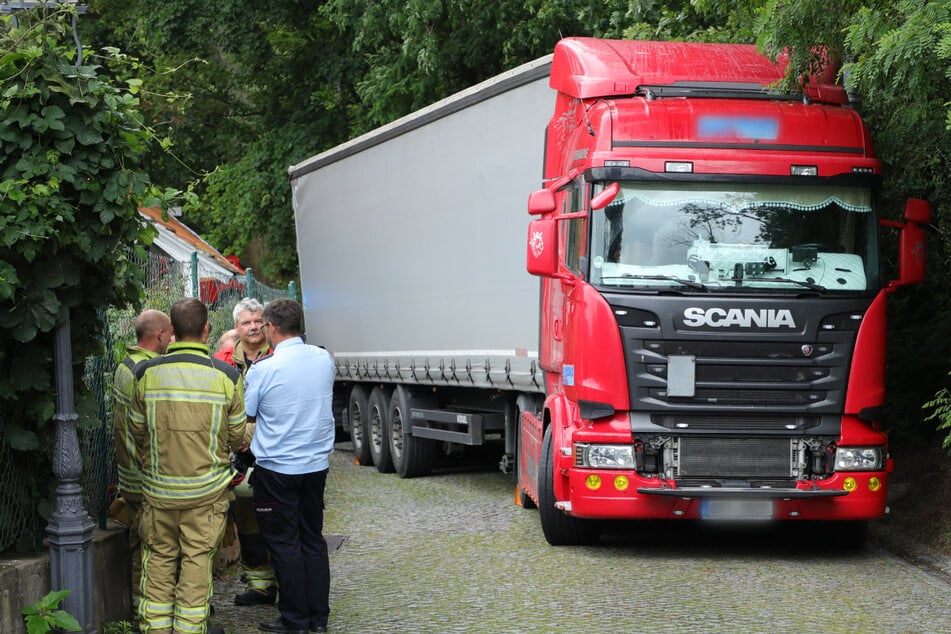 Der schwere Lkw ist auf der Wünschendorfer Straße stecken geblieben.
