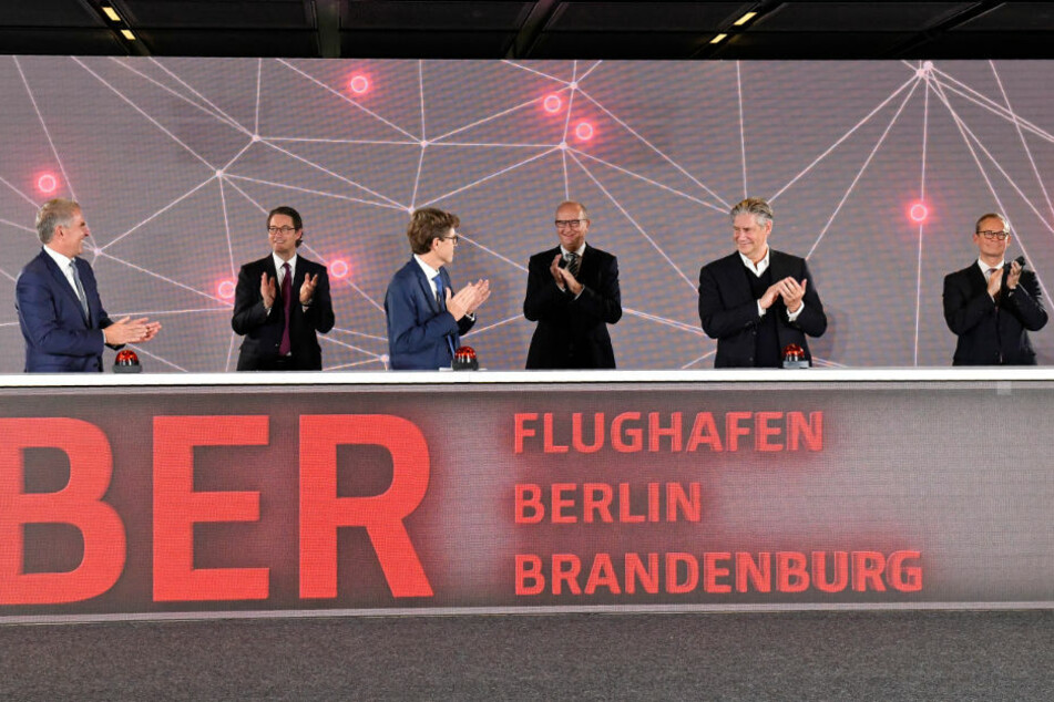 Hier könnte es zur Ansteckung gekommen sein: Bei der Eröffnung des BER am Samstag befand sich Brandenburgs Ministerpräsident Dietmar Woidke (59, SPD, 3.v.r.) gemeinsam mit Lufthansa-Chef Carsten Spohr (53, v.l.n.r.), Bundesverkehrsminister Andreas Scheuer (46, CSU), Flughafenchef Engelbert Lütke-Daldrup (64), Easyjet-CEO Johan Lundgren (54) und Berlins Regierendem Bürgermeister Michael Müller (55, SPD) auf dem Podium.