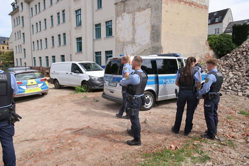 Mehrere Polizisten mussten den Einsatz absichern. Bei dem Einsatz wurde ein Beamter von der Angeklagten gebissen.