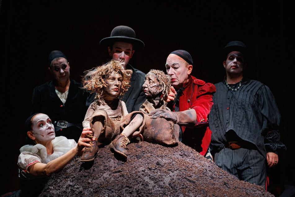 Peter Munk und seine Mutter sind Puppen, geführt vom ganzen Ensemble (v.l.): Susan Weiland, Ulrike Schuster, Sophia Jelena Bobić und Uwe Steinbach.