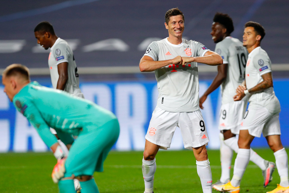 Bayerns Robert Lewandowski (M) feiert sein Tor zum 6:2.