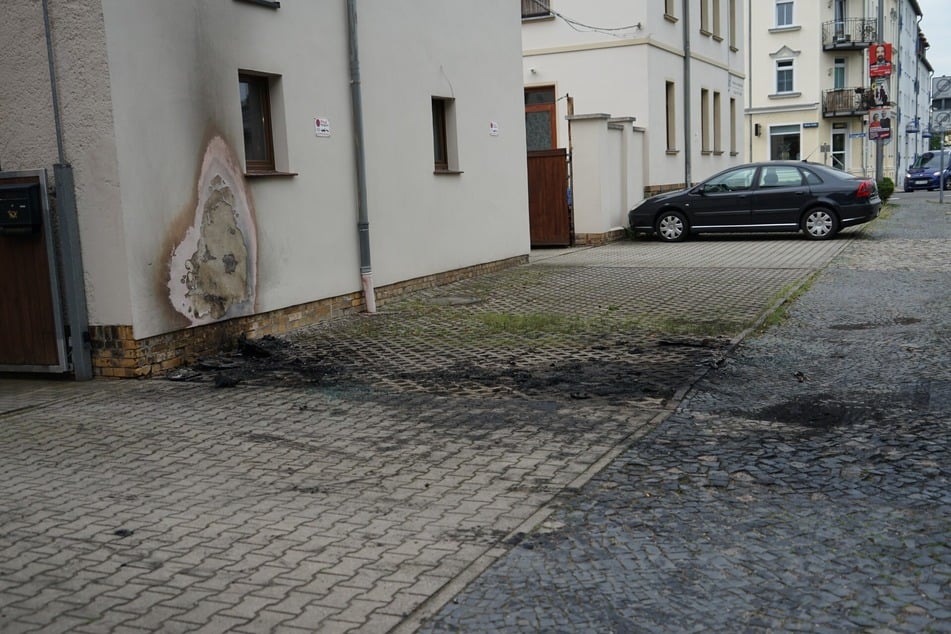 Die Fassade des Gebäudes wurde an der betroffenen Stelle zerstört.