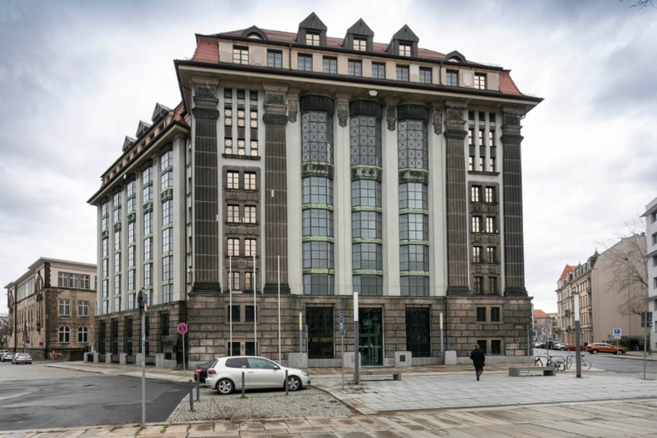 Das Hauptstaatsarchiv befindet sich passenderweise auf der Archivstraße in Dresden.