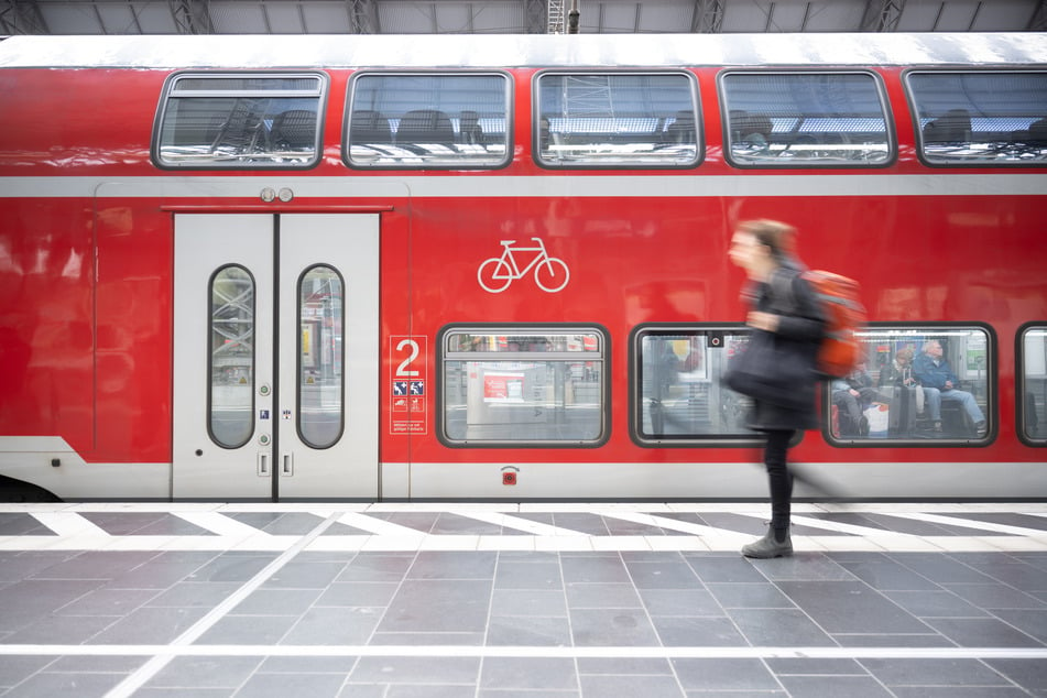 Kurz nachdem der zehnjährige Janek den Zug am Frankfurter Hauptbahnhof betreten hatte, schlossen sich die Türen und die Lok fuhr los. (Symbolfoto)