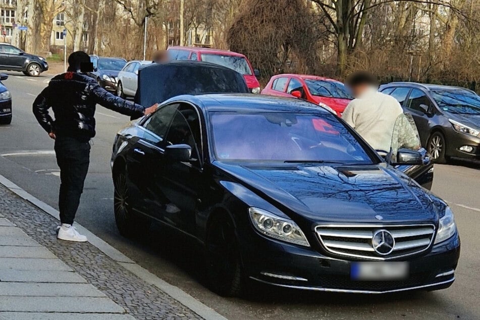 Todesraser Bilal A. ließ sich von seinem Bruder im Mercedes CL 500 zum Gericht fahren und wurde dort zu einer Haftstrafe von dreieinhalb Jahren verurteilt, die er aber bislang nicht antreten musste.