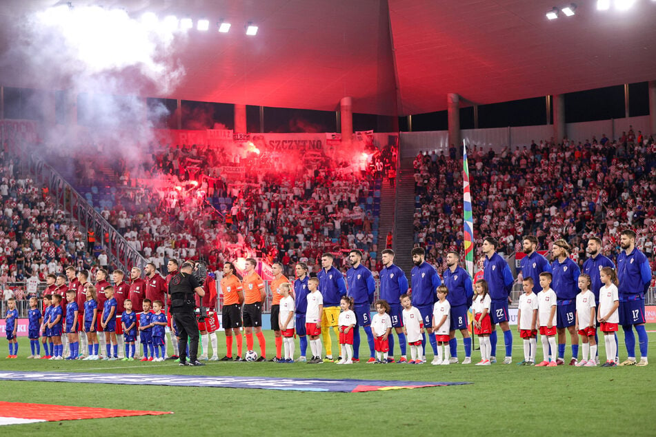 Anhänger der polnischen Fußball-Nationalmannschaft zünden Pyrotechnik im Gästeblock.