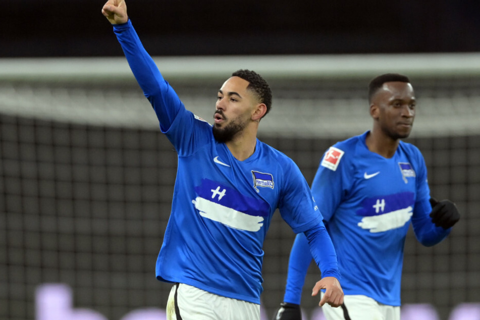 Matheus Cunha (l.) jubelt mit Dodi Lukebakio nach seinem Treffer zum 1:0.