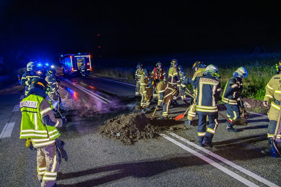 Nachdem die Reifen gelöscht waren, kümmerten sich die Einsatzkräfte um den Schutthaufen.