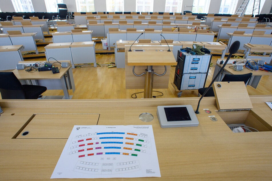 Der Plenarsaal des Landtags von Sachsen-Anhalt wurde für die neue Zusammensetzung der Parteien umgebaut.