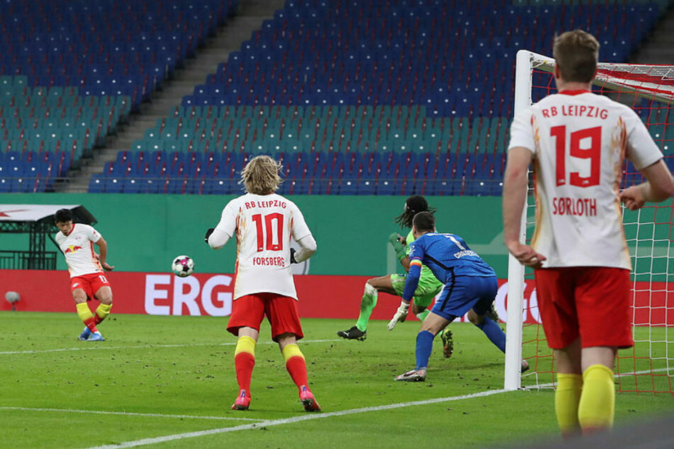 Hee-chan Hwang (l.) machte mit seinem Abstauber zum 2:0 in der 88. Minute den Sack zu.
