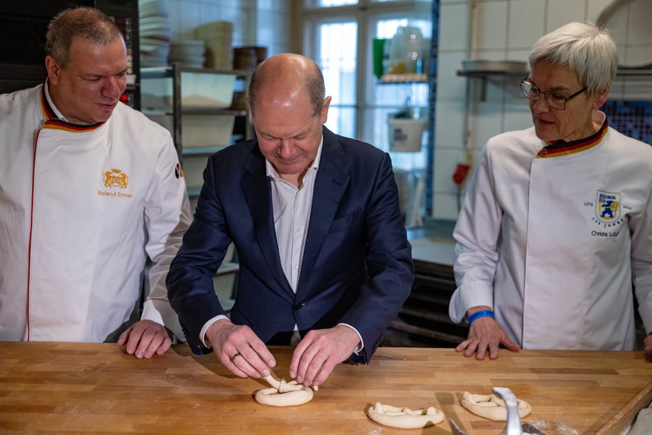 Der Bäckerpräsident schaut den Großkopferten, wie dem damligen Kanzler Scholz, gern auf die Finger und schmiert ihnen dann seine Ratschläge aufs Brot.