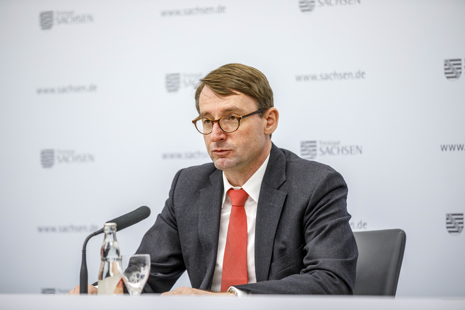 Innenminister Roland Wöller (50, CDU) stellte am heutigen Dienstag den Verfassungsschutz-Bericht vor.