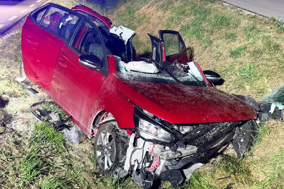 Der Opel des 21 Jahre alten Autofahrers wurde bei dem Unfall auf der PAF7 massiv beschädigt, der Mann selbst hatte großes Glück im Unglück.