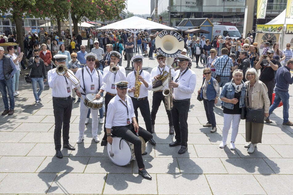 Die Big Easy Brass Band war 2023 zu Gast beim Festival und marschierte durch die Innenstadt.