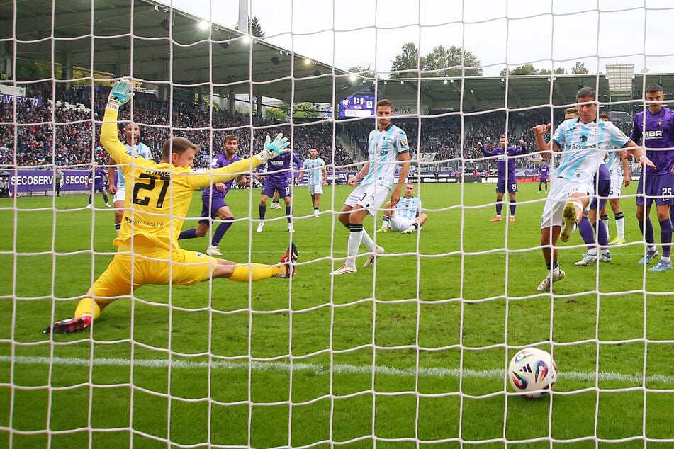 Aue-Spieler Eric Uhlmann (22, 3.v.l.) trifft gegen 1860 München zum 2:0.