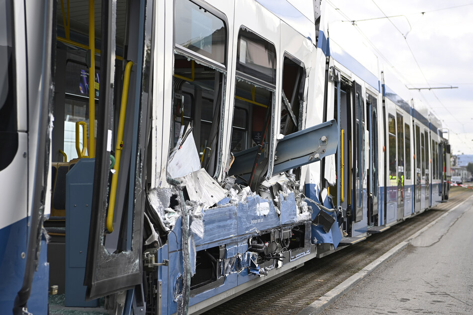 Ein Lastwagen war rückwärts in die Straßenbahn gekracht.