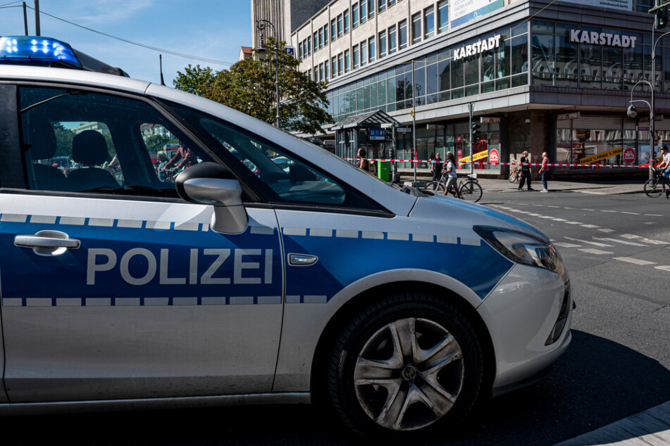 Ein Polizeiauto steht vor dem Karstadt am Hermannplatz. (Symbolbild)