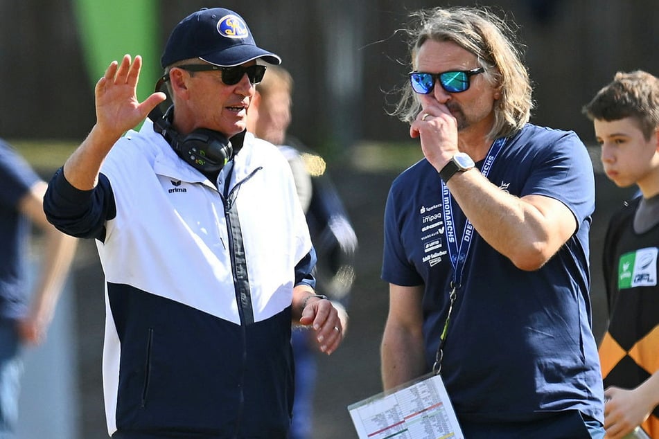 Greg Seamon (69, l.) arbeitet gern mit Offense Coordinator Robert Cruse (50, r.) &amp; Co. zusammen.