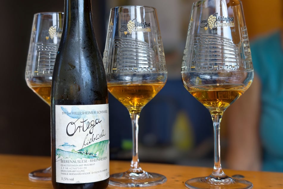 Zum Jubiläum haben die Winzer eine Beerenauslese des Jahrgangs 1993 mitgebracht.