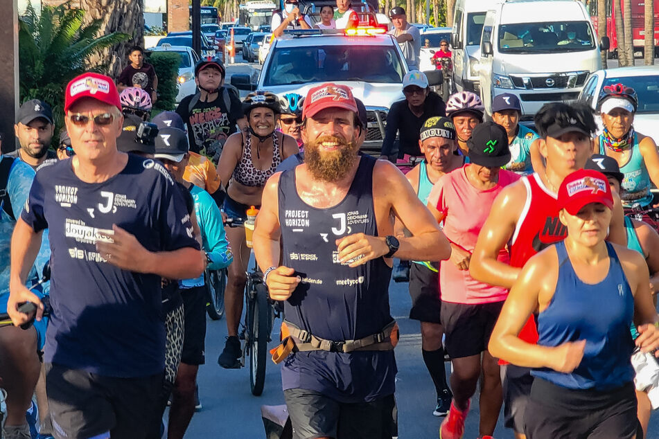 Der 34-Jährige durchquerte unter anderem mit 120 Marathons Mexiko - teils inklusive Begleitung.