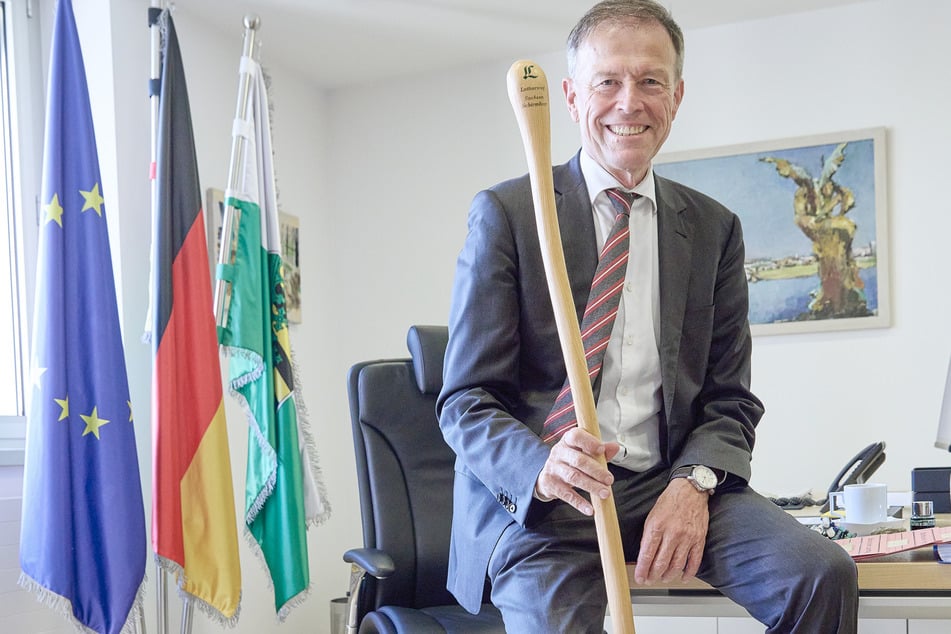 Staffelübergabe: Rößler in seinem Amtszimmer mit dem Symbol für den Luther-Wanderweg, dem sogenannten Luther-Stab. Ende des Monats wird er ihn an Ministerpräsident Michael Kretschmer (49, CDU) übergeben.