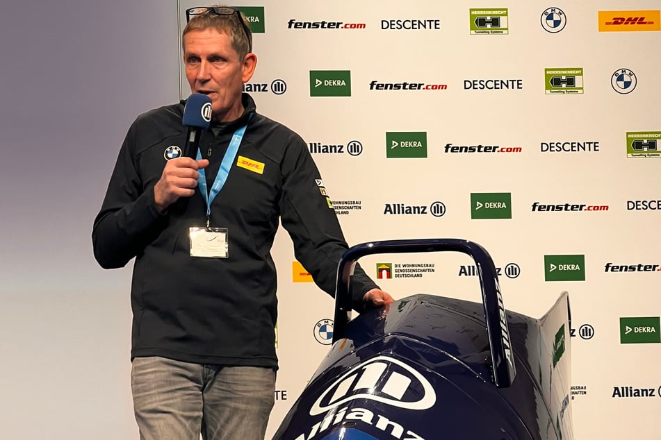 BSD-Chef Thomas Schwab (63) präsentiert den neuen Überrollbügel für den Bob.