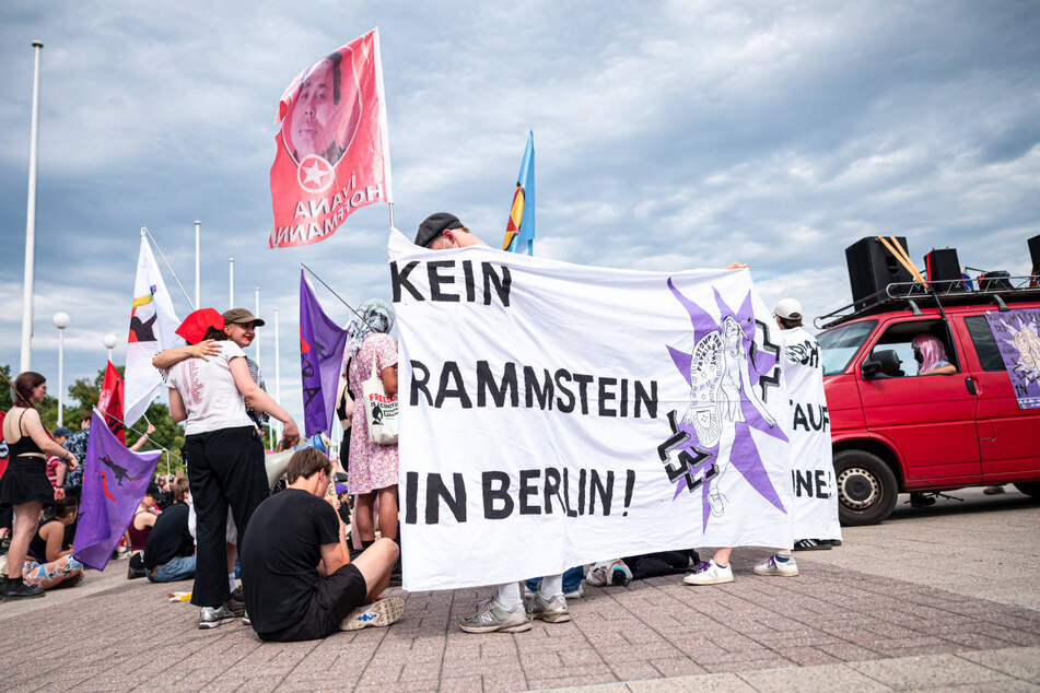 Aktivisten haben vor dem Berliner Olympiastadion das Verbot der Rammstein-Konzerte gefordert.