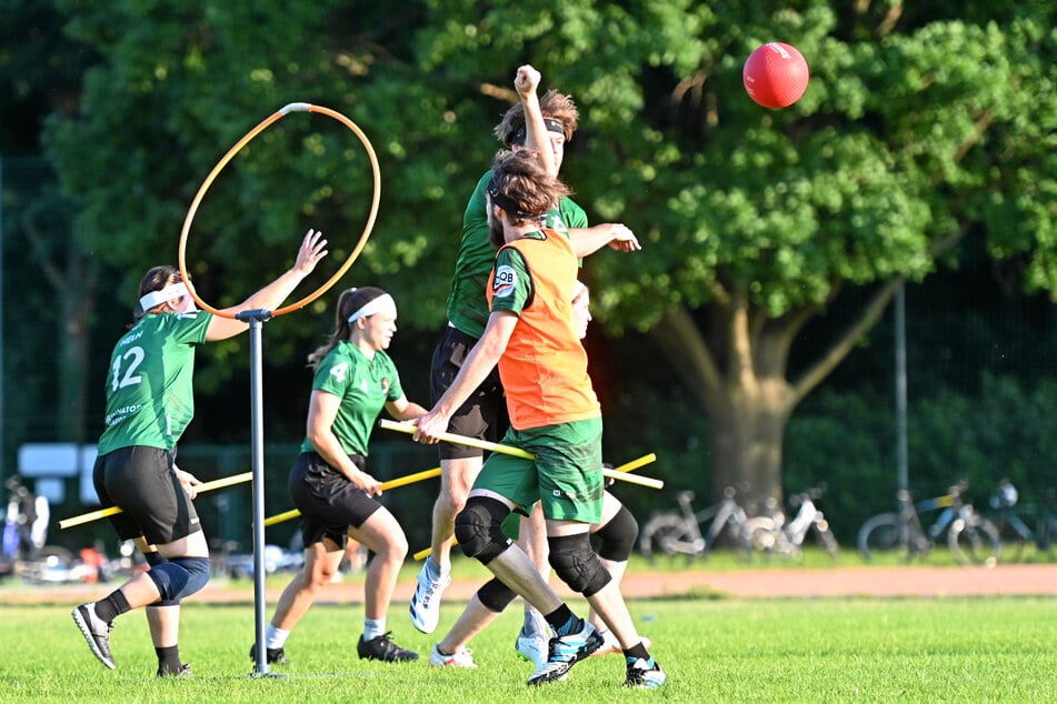 Mit dem roten Dodgeball können die sogenannten Beater Spieler abwerfen.