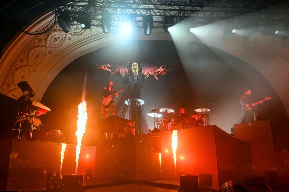 Mit Feuershow und Flügel-Kostüm begrüßten Bill die Fans in Leipzig.