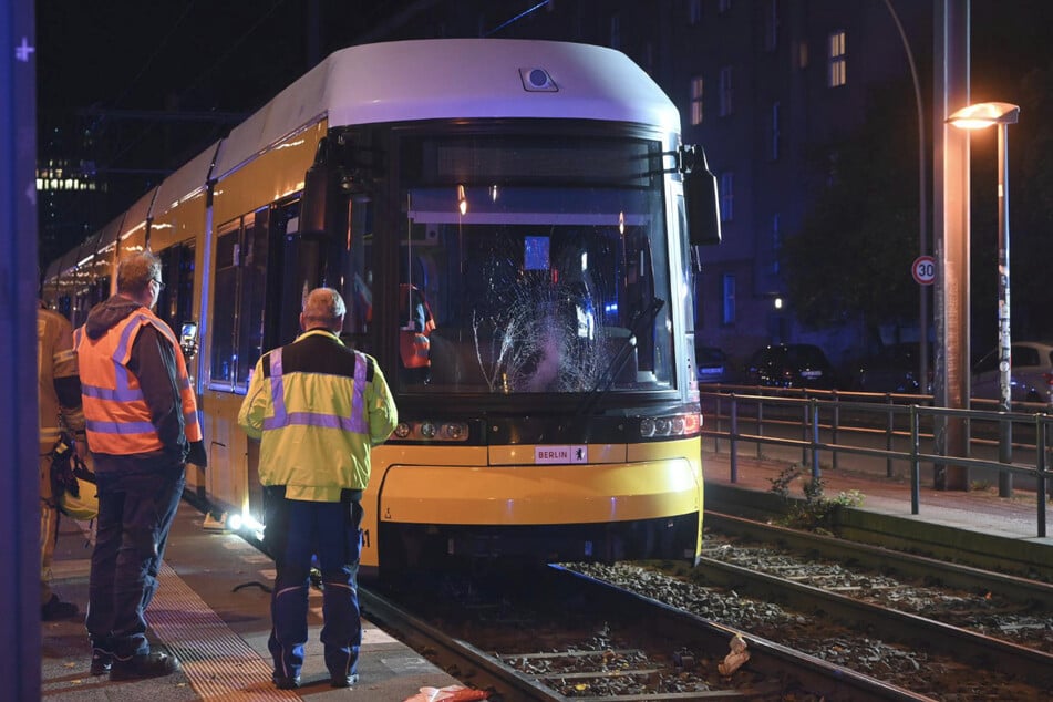 Trotz Notbremsung: Frau bei Tram-Crash in Berlin-Mitte schwer verletzt!