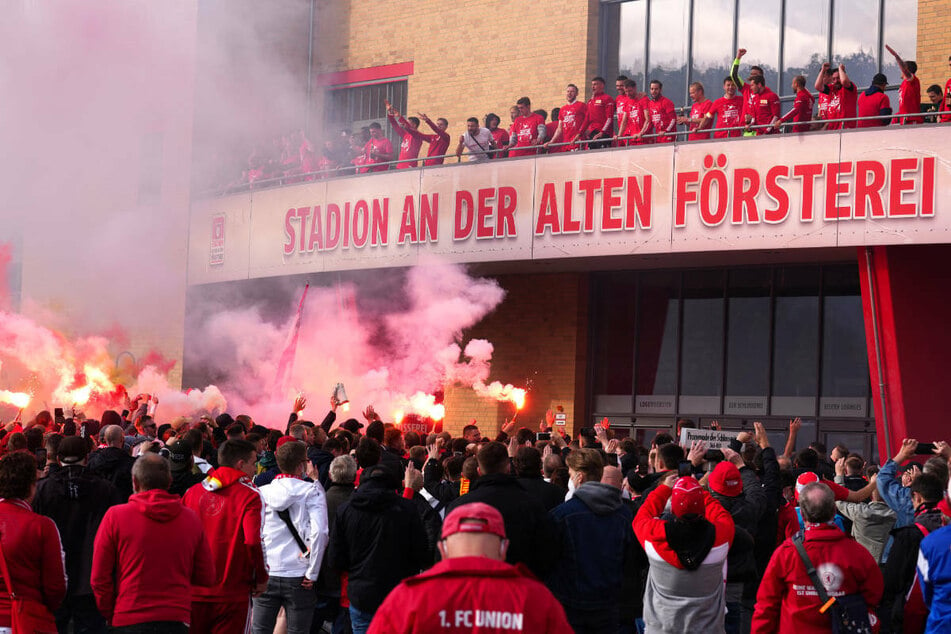 Die Union-Fans feiern ihre Mannschaft nach dem Einzug in den Europapokal vor dem Stadion An der Alten Försterei.