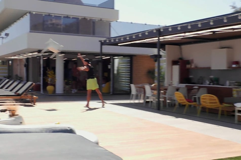 Aus Wut wirft Laurenz einen Plastikstuhl in den Pool.