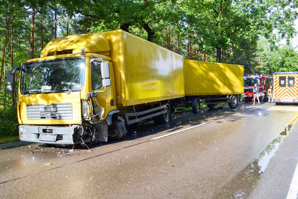 Direkt unter dem Laster-Fahrer krachte der Opel rein.