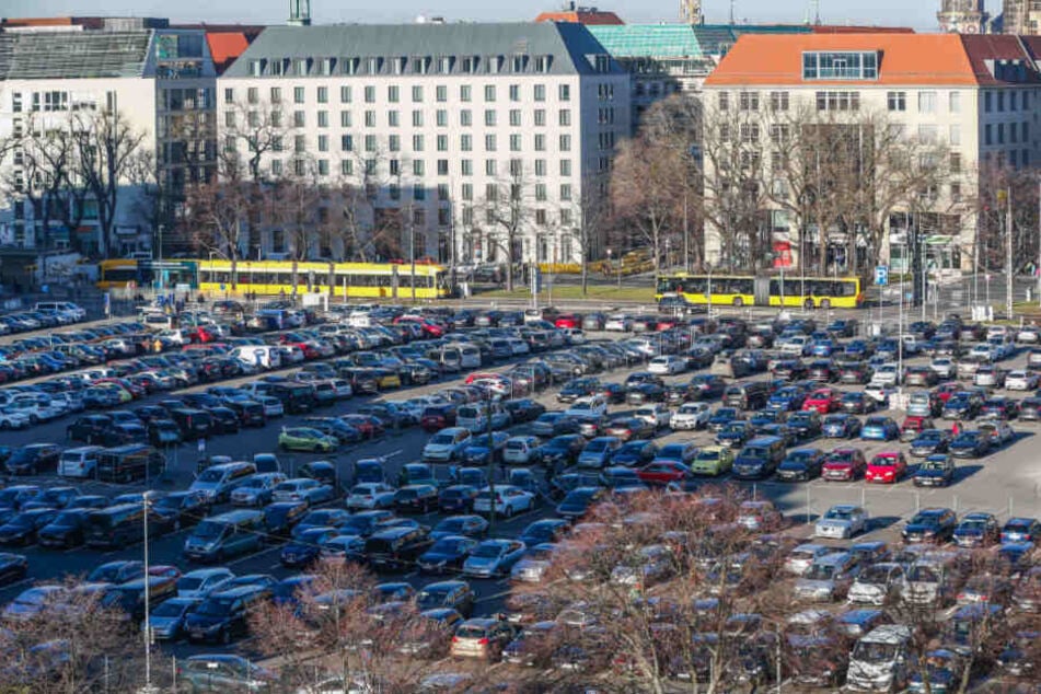 Wo jetzt noch Hunderte Autos parken, soll in fünf Jahren das neue Verwaltungszentrum der Stadt stehen.