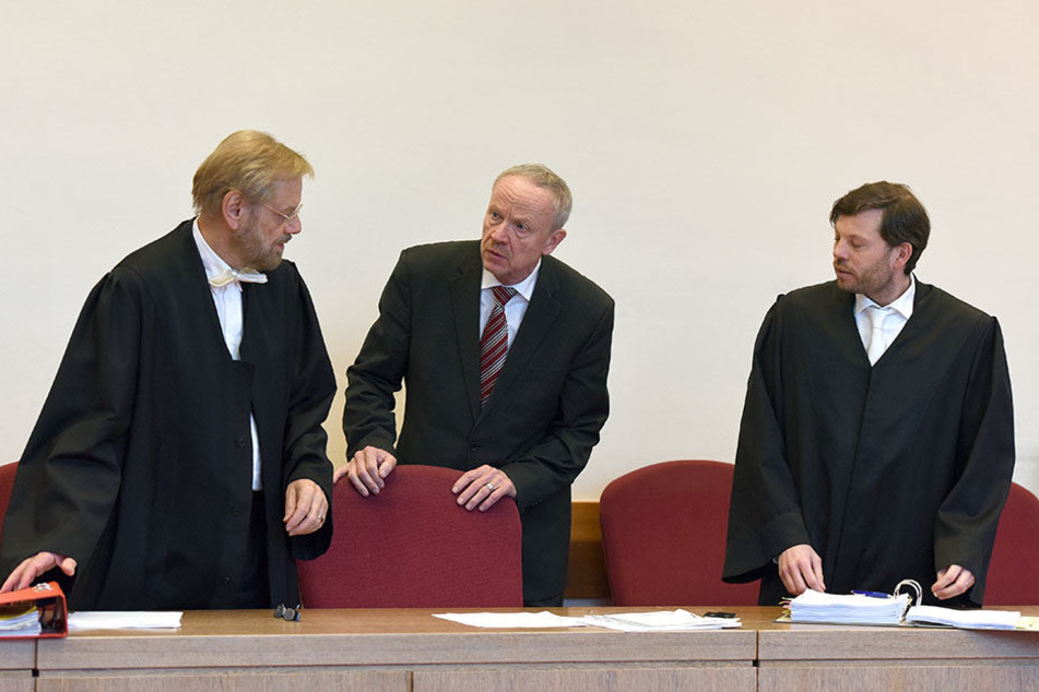 Andreas Krummrey (Mitte) am 15. März 2016 mit seinen Anwälten Hans-Jörg Bücking (li.) und Andre Pott.