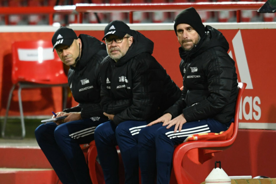 Der Trainer des 1. FC Union Berlin, Urs Fischer (54, M.), sitzt auf der Bank.