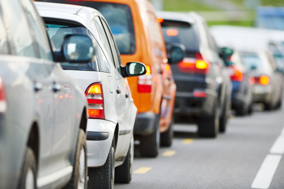Auf der A 61 ist ein Lkw umgekippt - die Autobahn musste für Stunden gesperrt werden. (Symbolbild)
