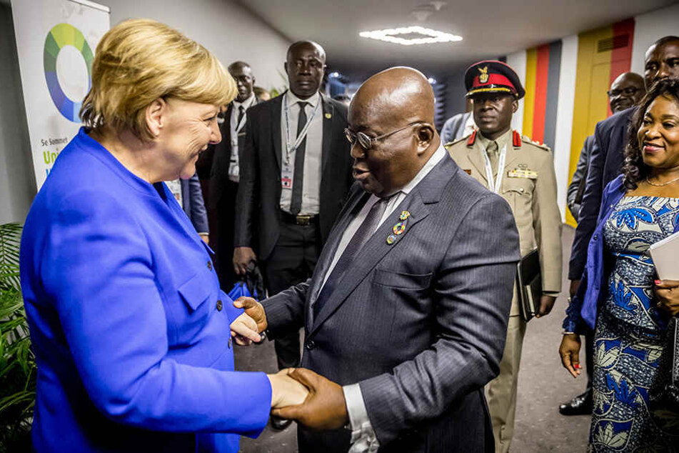 Bundeskanzlerin Angela Merkel (63, CDU) begrüßt auf dem EU-Afrika Gipfel in der Elfenbeinküste den ghanaischen Staatschef Nana Akufo-Addo.