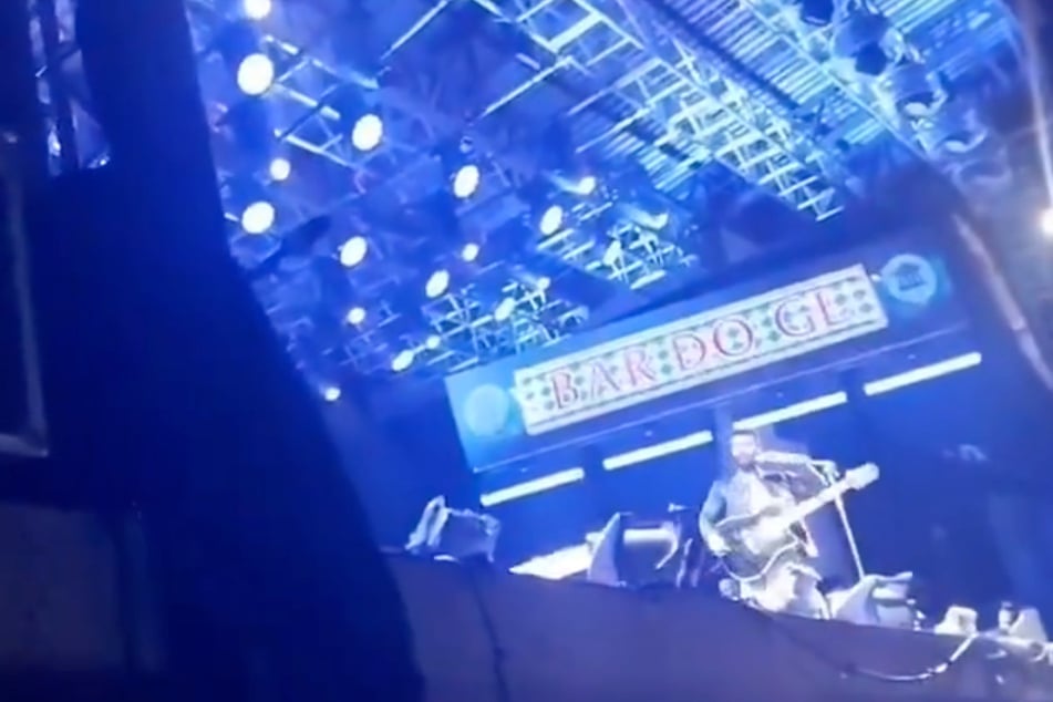Unglück bei Konzert: Frau will auf Bühne klettern, Technik-Box fällt auf sie