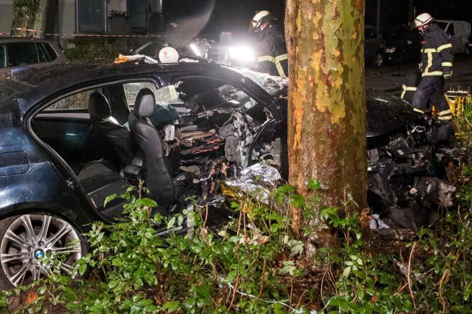 Der Wagen schleuderte gegen einen Baum.