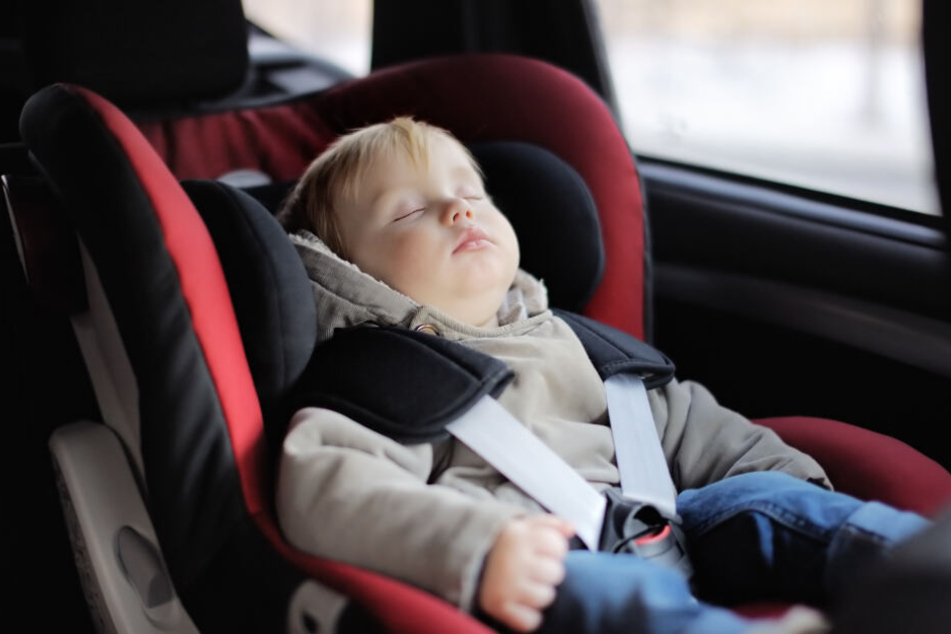 Das Kleinkind wurde allein im Auto gesehen. (Symbolbild)