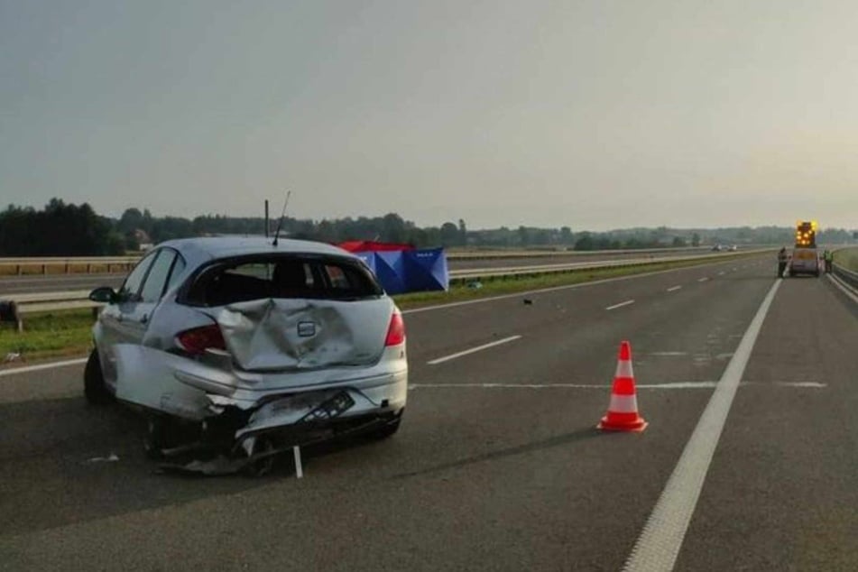 Die Beifahrerin dieses Seat Altea überlebte zunächst den Unfall, wurde nach dem Aussteigen aber von einem Ford erfasst. Die 71-Jährige starb noch vor Ort.