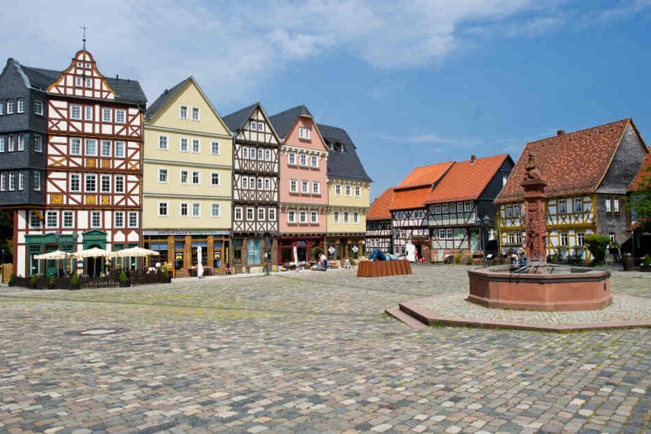 Im Hessenpark in Neu-Anspach kann man klassische Fachwerkhäuser sehen.