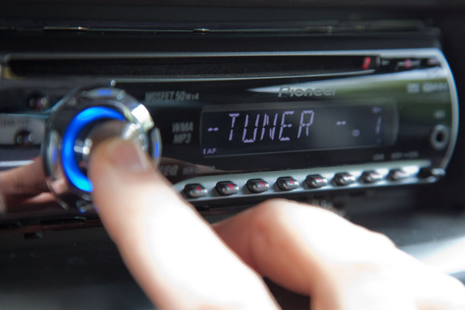 Die meisten Menschen hören noch über UKW Radio. Ein Grund: DAB+ hat nicht so große Reichweiten, ist nur digital nutzbar.