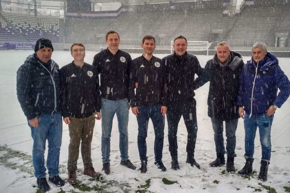 Die Schiedsrichter und die Verantwortlichen beider Teams nach der Platzbegehung am Sonntagmorgen.