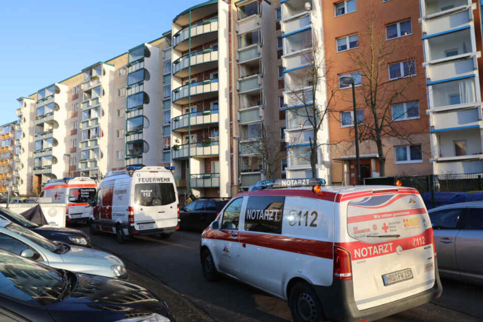 Mehrere Rettungswagen stehen vor dem Wohnblock, in dem der Mann die schreckliche Tat beging.