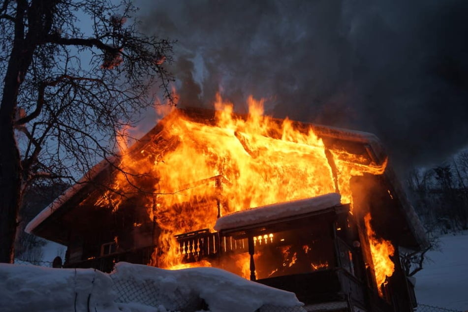 Das Bauernhaus brannte lichterloh, aller Bewohner konnten sich in Sicherheit geben.